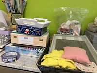 Partij diversen bestaande uit pencelen, decoratiematerialen, meetlatten, naaigaren, scharen, meetlinten, tape, enzovoort - afbeelding 15 van  16
