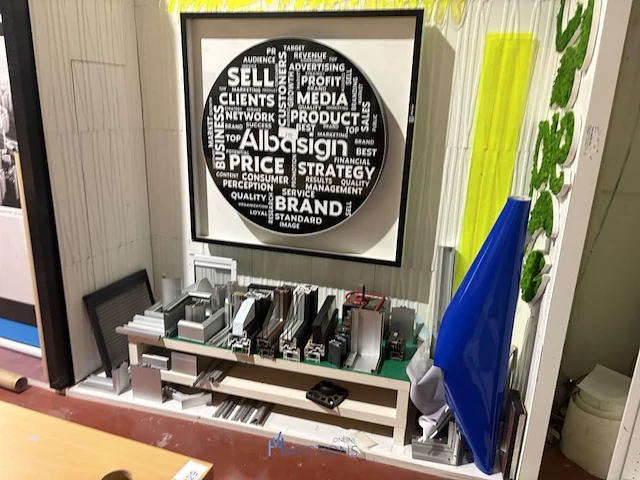 Partij diversen met bannerhouders en displays - afbeelding 1 van  19