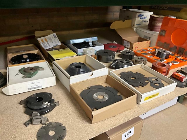 Partij diversen waaronder diverse freeskoppen en toebehoren - afbeelding 1 van  48