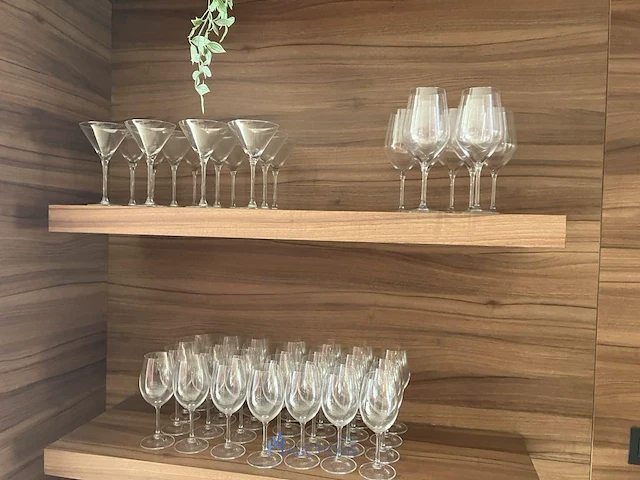 Partij diversen waaronder diverse glazen, decoratie, kartonnen rietjes, kommetjes - afbeelding 1 van  9