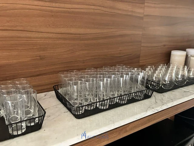 Partij diversen waaronder diverse glazen, decoratie, kartonnen rietjes, kommetjes - afbeelding 4 van  9