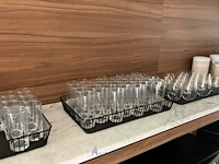 Partij diversen waaronder diverse glazen, decoratie, kartonnen rietjes, kommetjes - afbeelding 4 van  9