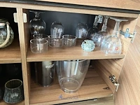 Partij diversen waaronder diverse glazen, decoratie, kartonnen rietjes, kommetjes - afbeelding 8 van  9