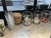 Partij diversen waaronder diverse glazen, imitatieplanten, diverse verpakkingsmaterialen - afbeelding 4 van  26