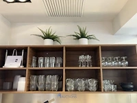 Partij diversen waaronder diverse glazen, imitatieplanten, diverse verpakkingsmaterialen