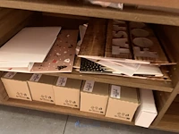 Partij diversen waaronder diverse glazen, imitatieplanten, diverse verpakkingsmaterialen - afbeelding 14 van  26