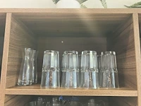 Partij diversen waaronder diverse glazen, imitatieplanten, diverse verpakkingsmaterialen - afbeelding 22 van  26