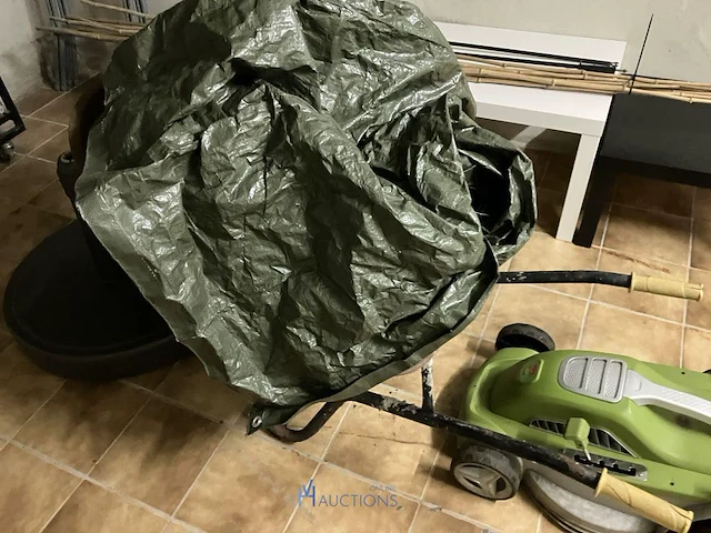 Partij diversen waaronder grasmachine central park, kruiwagen, tuinafvalzakken, divers - afbeelding 4 van  9