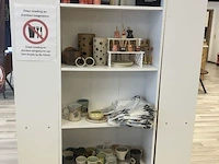 Partij diversen waaronder oorbellen, armbandjes, schaaltjes, kaarsen, tandenstokerhouders, tassen, enzovoort - afbeelding 2 van  12