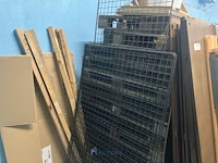 Partij diversen waaronder plm 17 euro palletten, houtrestanten, potten, matten, verkeersbord, enzovoort