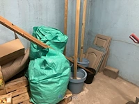 Partij diversen waaronder plm 17 euro palletten, houtrestanten, potten, matten, verkeersbord, enzovoort - afbeelding 2 van  4