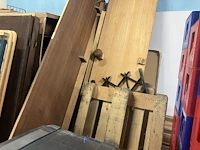 Partij diversen waaronder plm 17 euro palletten, houtrestanten, potten, matten, verkeersbord, enzovoort - afbeelding 4 van  4