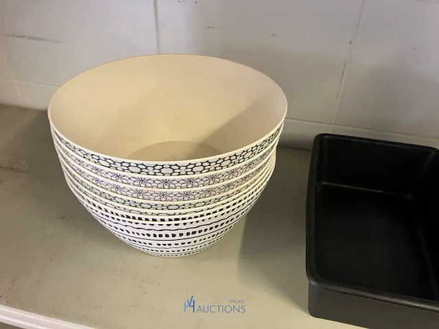Partij diversen waaronder pvc potten, deksels, pvc kommen, pvc opbergboxen, handdoeken, 2 - afbeelding 2 van  18