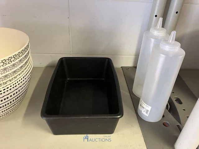 Partij diversen waaronder pvc potten, deksels, pvc kommen, pvc opbergboxen, handdoeken, 2 - afbeelding 3 van  18