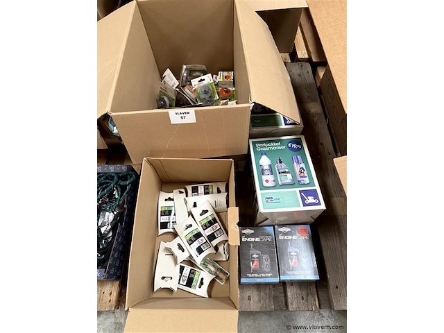 Partij diversen, wo. bougies, gardena toebehoren, olie enz. - afbeelding 1 van  4