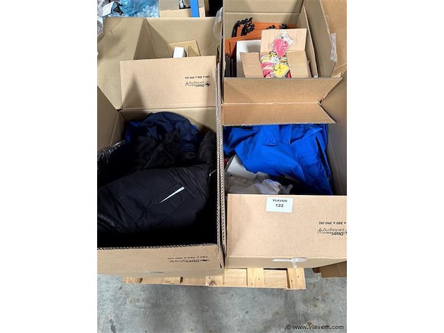 Partij diversen, wo. kleding, sleutelhangers enz. - afbeelding 1 van  5