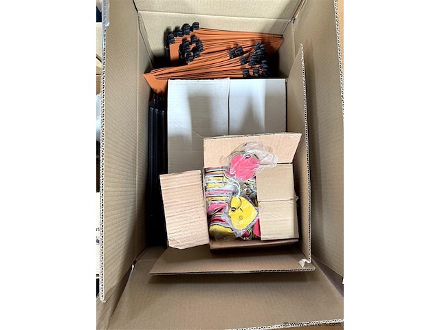 Partij diversen, wo. kleding, sleutelhangers enz. - afbeelding 4 van  5