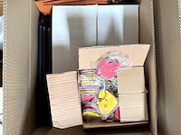 Partij diversen, wo. kleding, sleutelhangers enz. - afbeelding 4 van  5