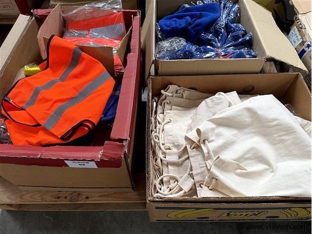 Partij diversen, wo. zakjes, fluo vestjes enz. - afbeelding 1 van  2
