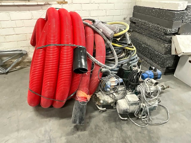 Partij dompelpompen, elektromotoren en gewapende mantelbuis (rood) - afbeelding 1 van  4