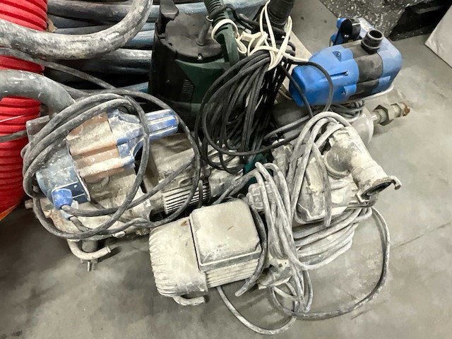 Partij dompelpompen, elektromotoren en gewapende mantelbuis (rood) - afbeelding 2 van  4