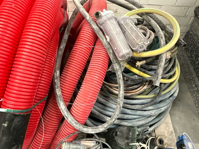 Partij dompelpompen, elektromotoren en gewapende mantelbuis (rood) - afbeelding 3 van  4
