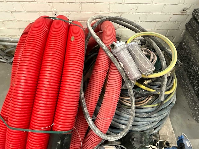 Partij dompelpompen, elektromotoren en gewapende mantelbuis (rood) - afbeelding 4 van  4