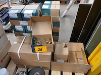 Partij dozen met schroeven omarcopol