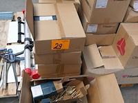 Partij dozen met schroeven omarcopol