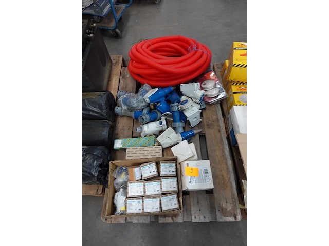 Partij elektriciteitstoebehoren - afbeelding 1 van  6