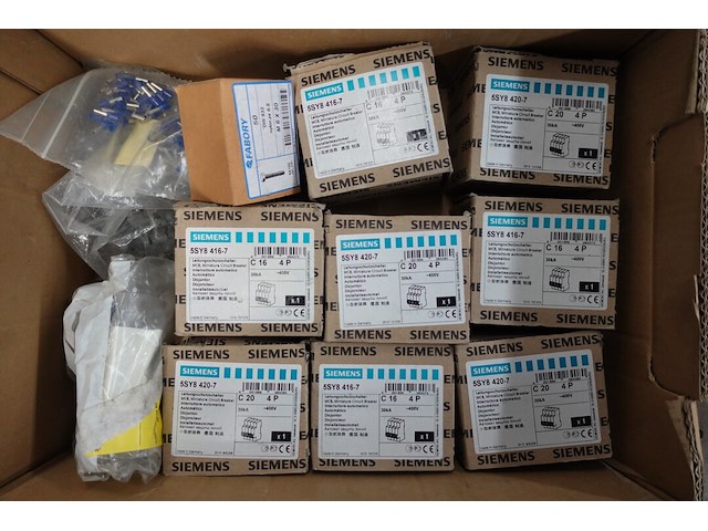 Partij elektriciteitstoebehoren - afbeelding 2 van  6