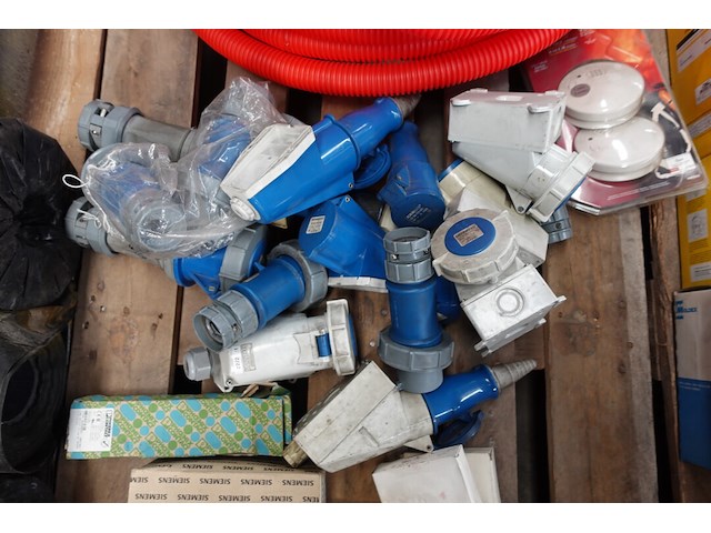 Partij elektriciteitstoebehoren - afbeelding 3 van  6