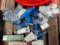 Partij elektriciteitstoebehoren - afbeelding 3 van  6