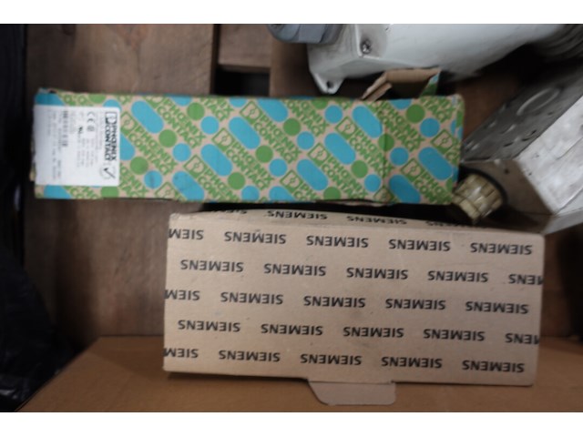 Partij elektriciteitstoebehoren - afbeelding 6 van  6