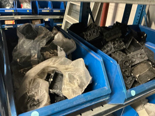 Partij elektrisch bevestigings- en installatiemateriaal - afbeelding 25 van  29