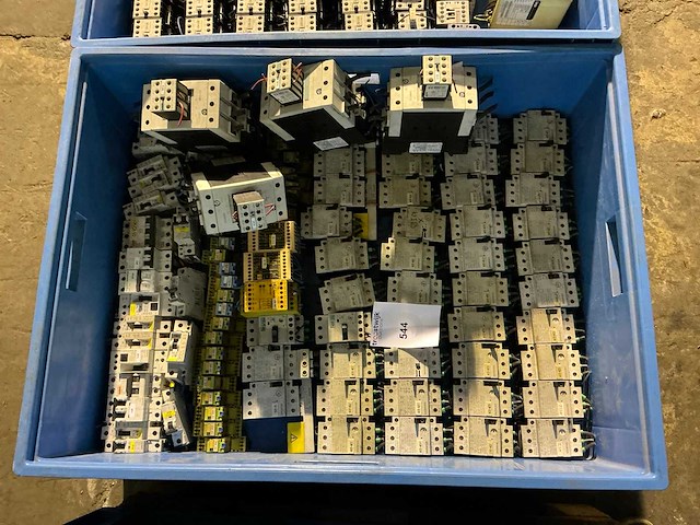 Partij elektrisch componenten - afbeelding 1 van  6