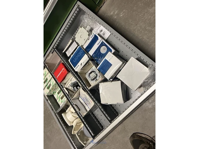 Partij elektrisch installatiemateriaal - afbeelding 83 van  93