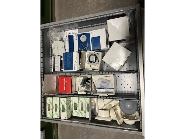 Partij elektrisch installatiemateriaal - afbeelding 84 van  93