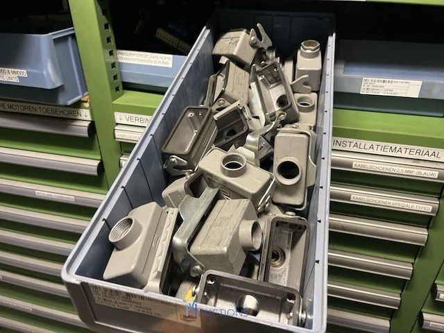 Partij elektrisch installatiemateriaal - afbeelding 86 van  93