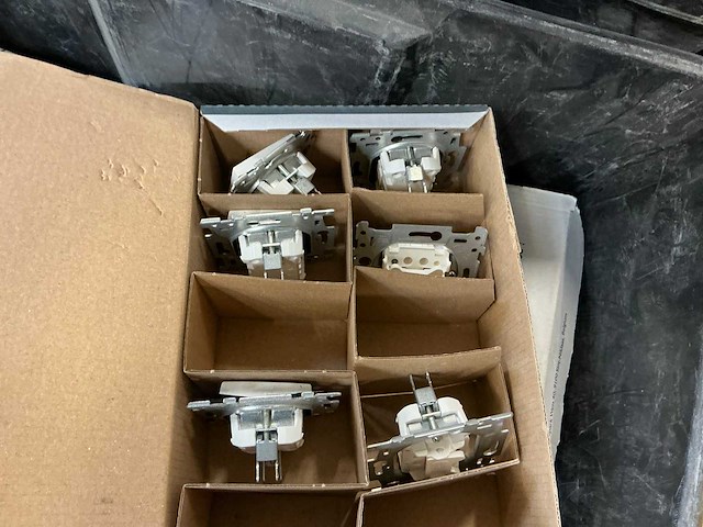 Partij elektrisch onderdelen - afbeelding 4 van  18