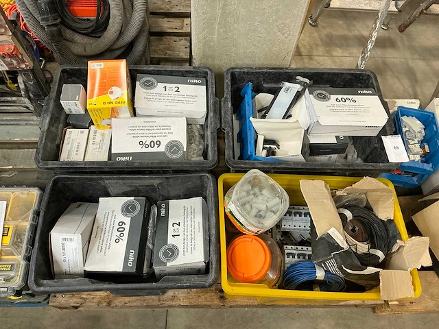 Partij elektrisch onderdelen - afbeelding 1 van  18