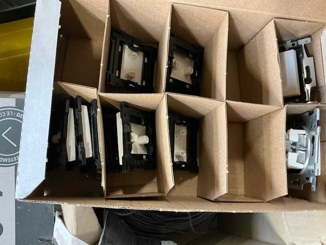 Partij elektrisch onderdelen - afbeelding 14 van  18