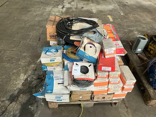 Partij elektrisch onderdelen - afbeelding 1 van  8