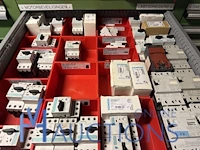Partij elektrisch schakelmateriaal - afbeelding 2 van  90