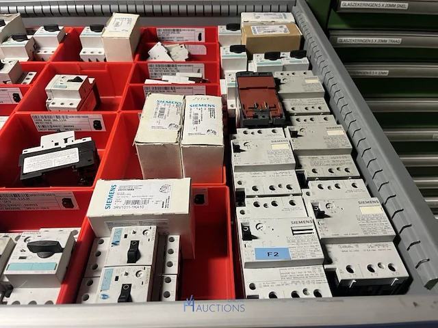 Partij elektrisch schakelmateriaal - afbeelding 19 van  90