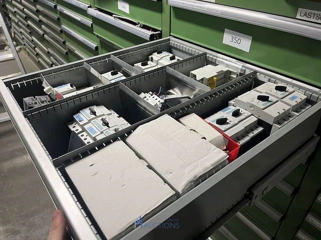 Partij elektrisch schakelmateriaal - afbeelding 22 van  90