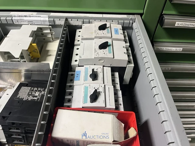 Partij elektrisch schakelmateriaal - afbeelding 24 van  90