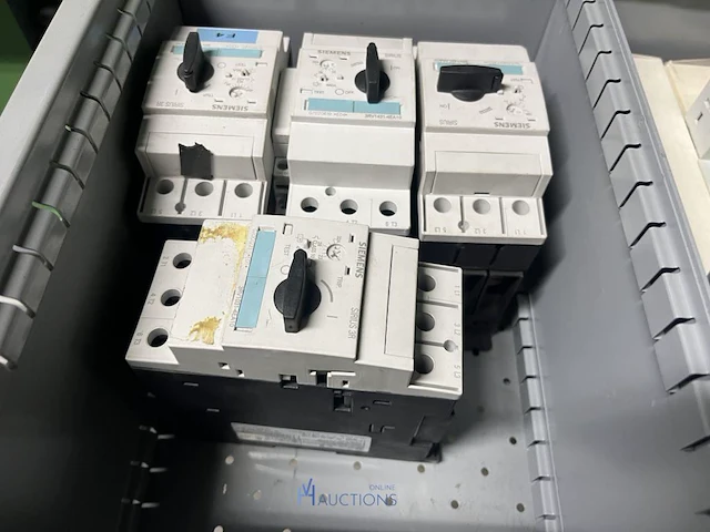 Partij elektrisch schakelmateriaal - afbeelding 27 van  90
