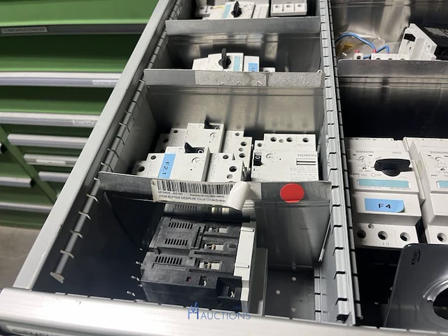 Partij elektrisch schakelmateriaal - afbeelding 28 van  90