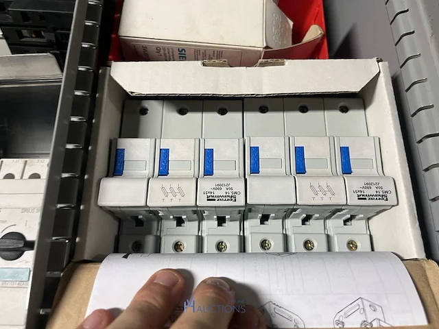 Partij elektrisch schakelmateriaal - afbeelding 30 van  90